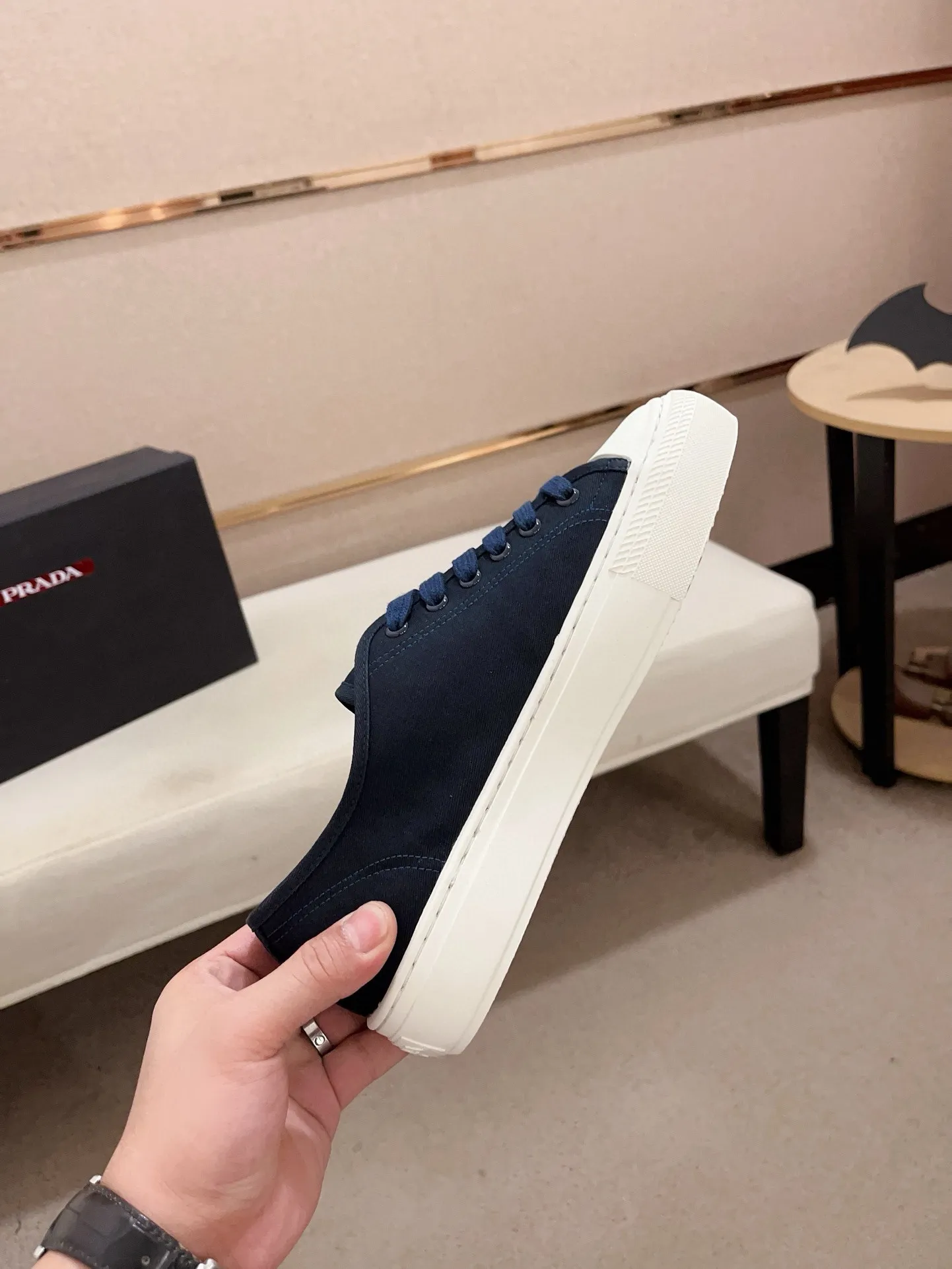 Men's shoes 💰 580💰 ✔️✔️✔️High-quality new PRADA counters are launched at the same time. The new men's shoes and 😘fabrics are selected from first-layer cowhide and are made by pure handicrafts. Lining: Full cowhide lining. 👍🏿 High-end ☄️ air-cushion molded anti-slip rubber outsole, exquisite lines, simple and elegant, comfortable and high-end for leisure travel. Code number: 38 to 44 (45 can be customized)